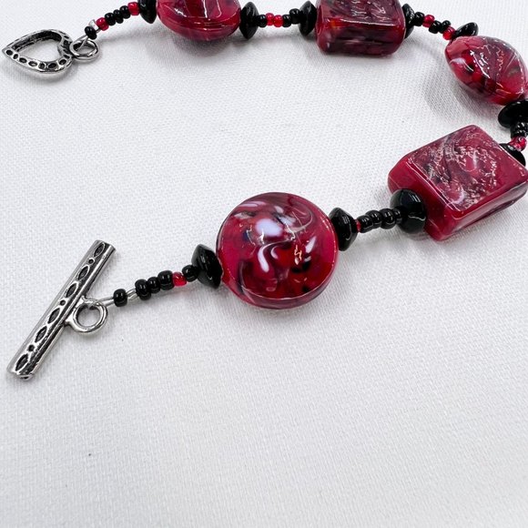 Red & Black Swirled Glass Beaded Silver Tone Heart Toggle Clasp 7” Bracelet - Picture 5 of 6